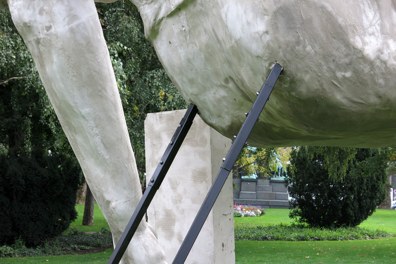 Illustration for article titled To Whom It May Concern: Please Remove This Ugly Piece of Sh.. Art From The Middle of Budapest